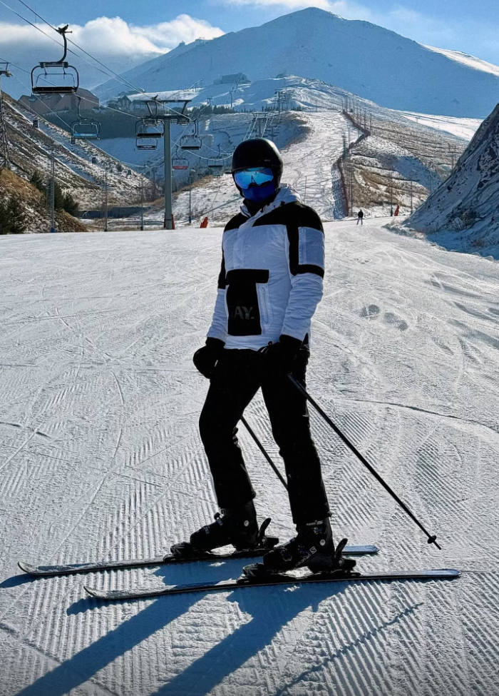 Dr. Karaköse beim Skifahren mit Bergpanorama