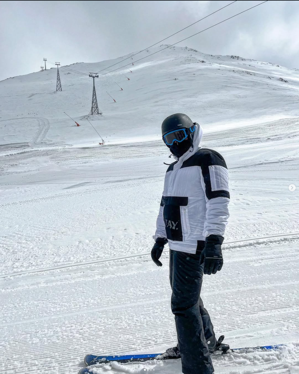 Dr. Karaköse auf der Ski-Piste mit Helm